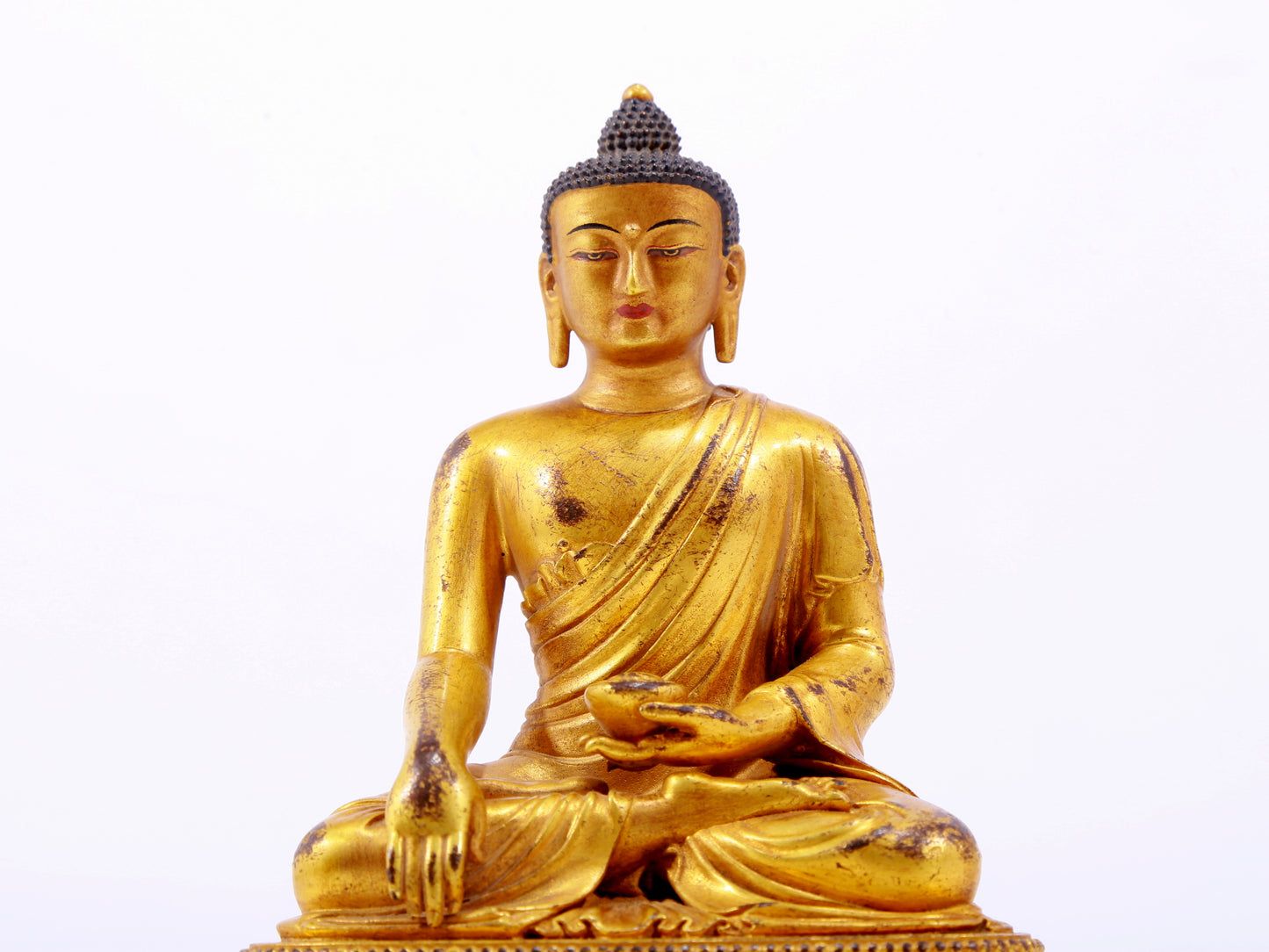 A majestic gilt bronze statue of Sakyamuni