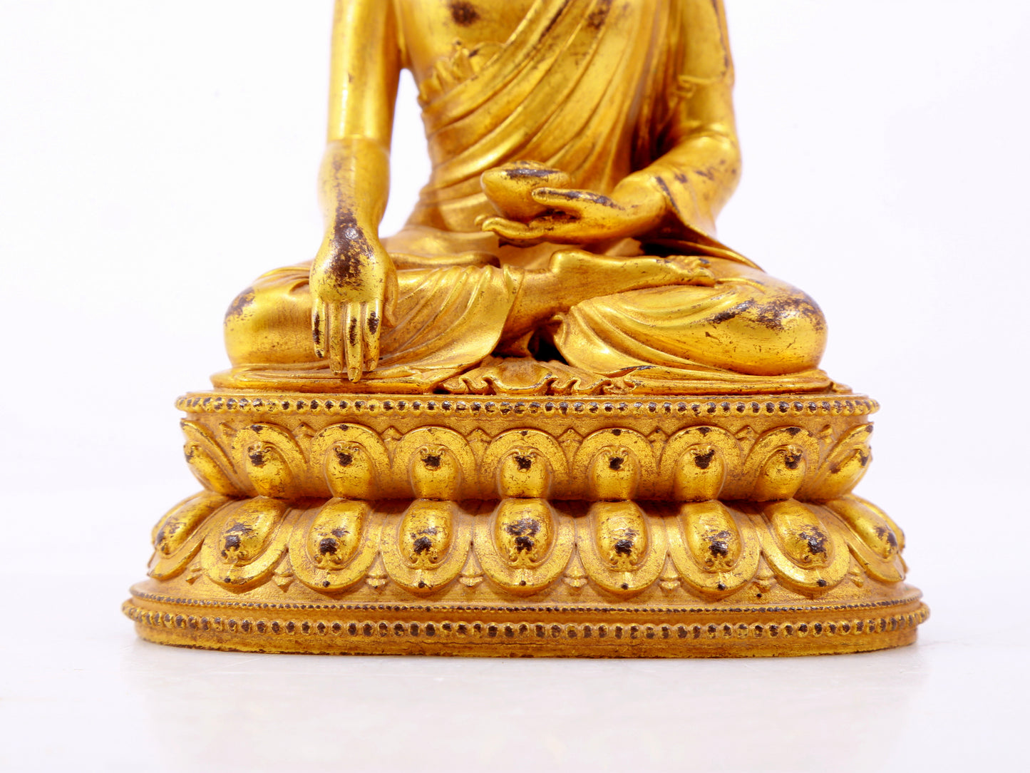 A majestic gilt bronze statue of Sakyamuni