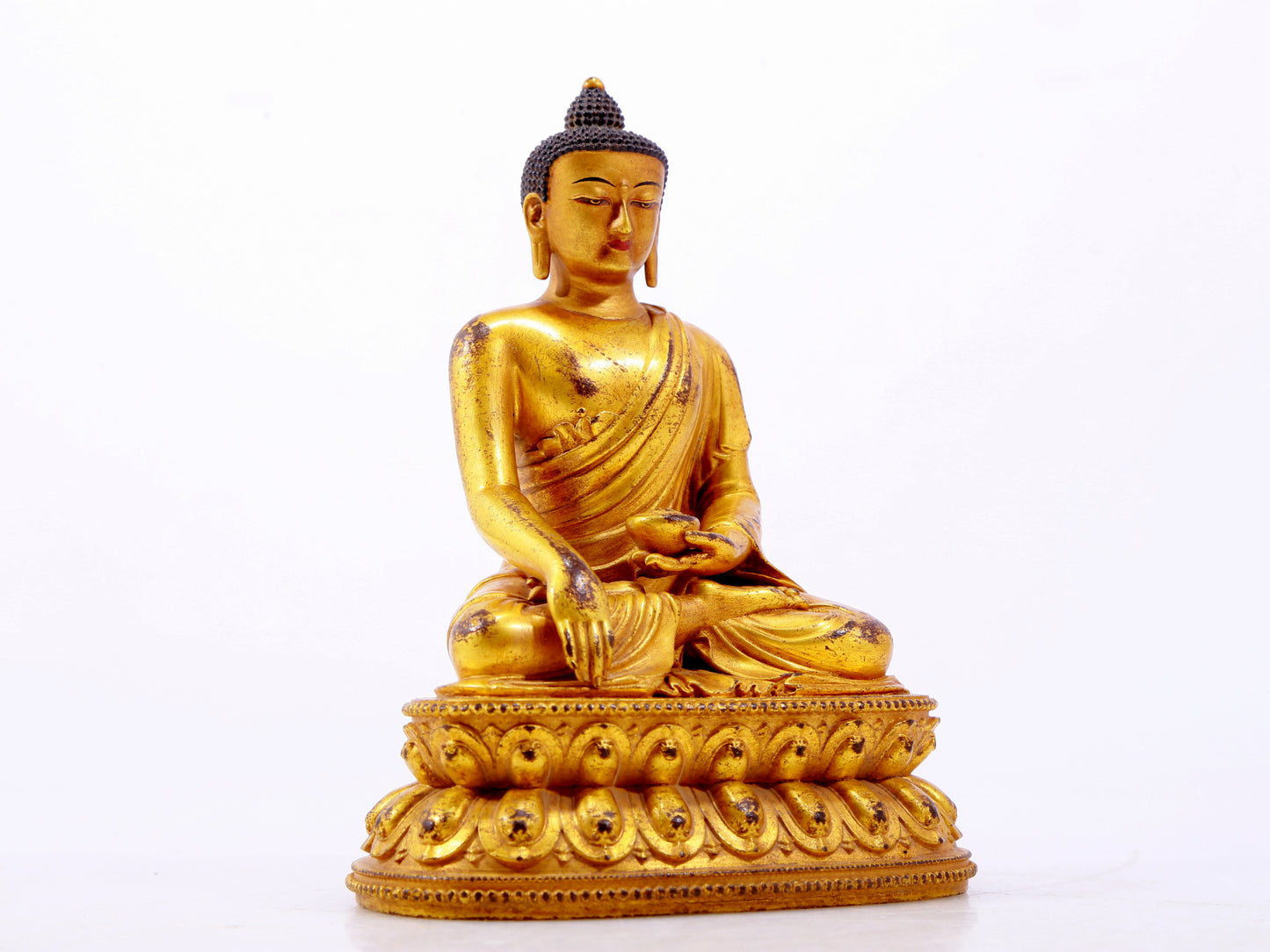 A majestic gilt bronze statue of Sakyamuni