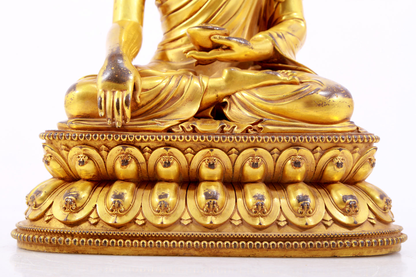 A majestic gilt bronze statue of Sakyamuni