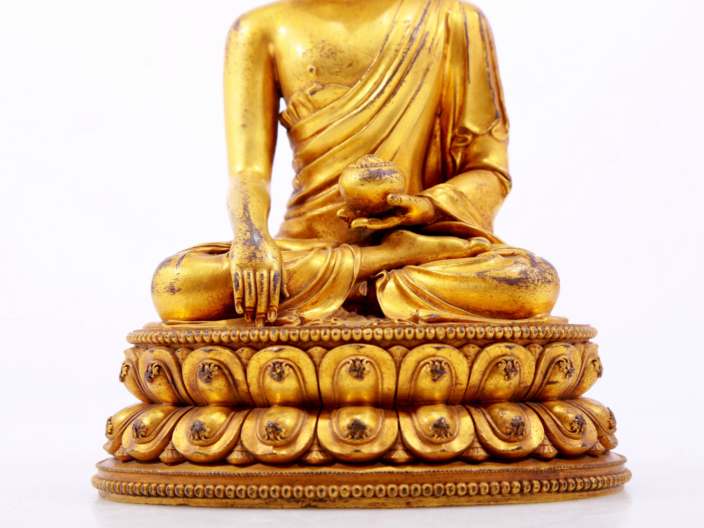 A majestic gilt bronze statue of Sakyamuni