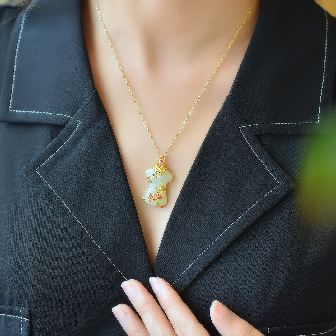 Gilt silver cheongsam pendant inlaid with Hetian jade